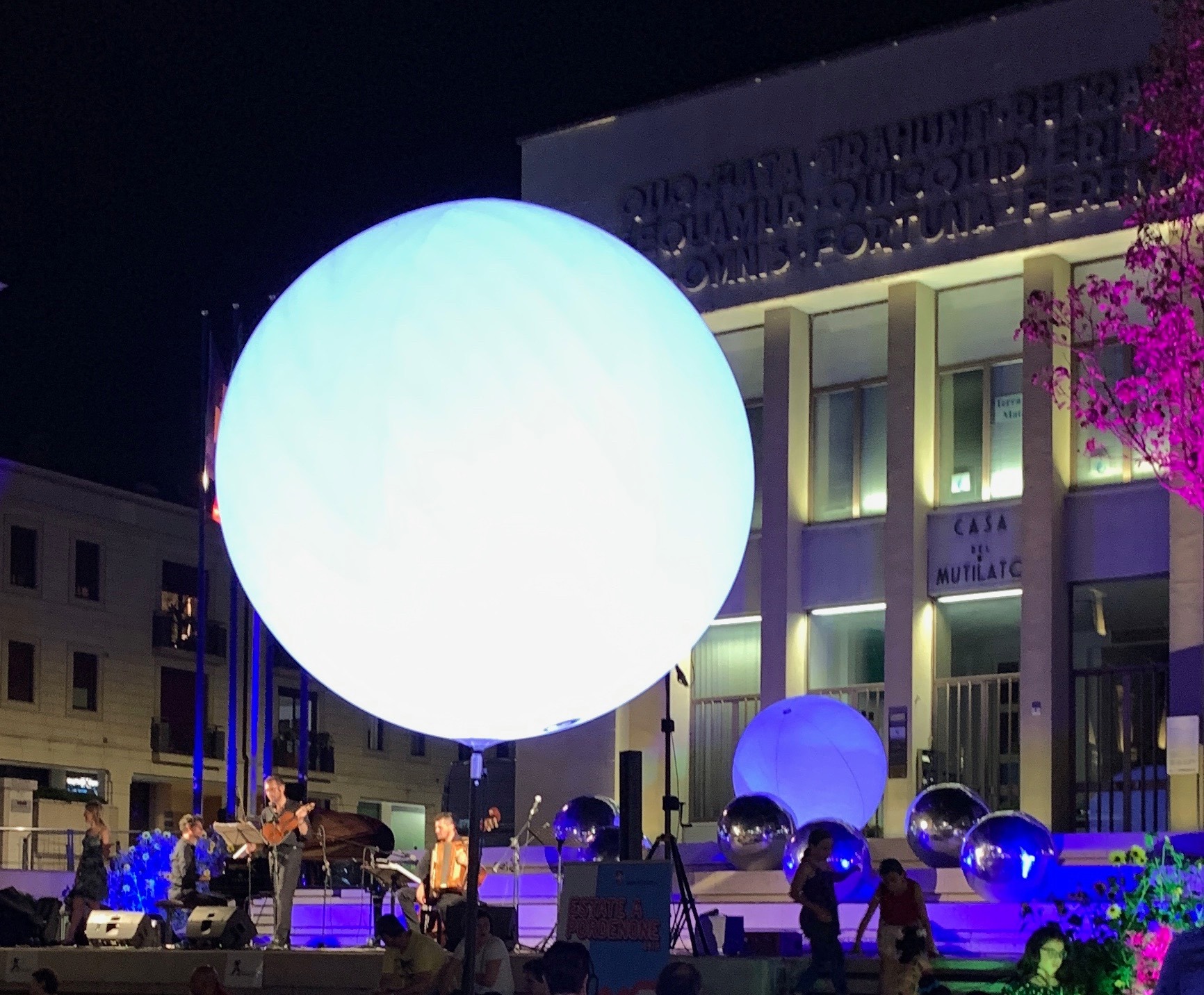 Esfera hinchable sobre soporte